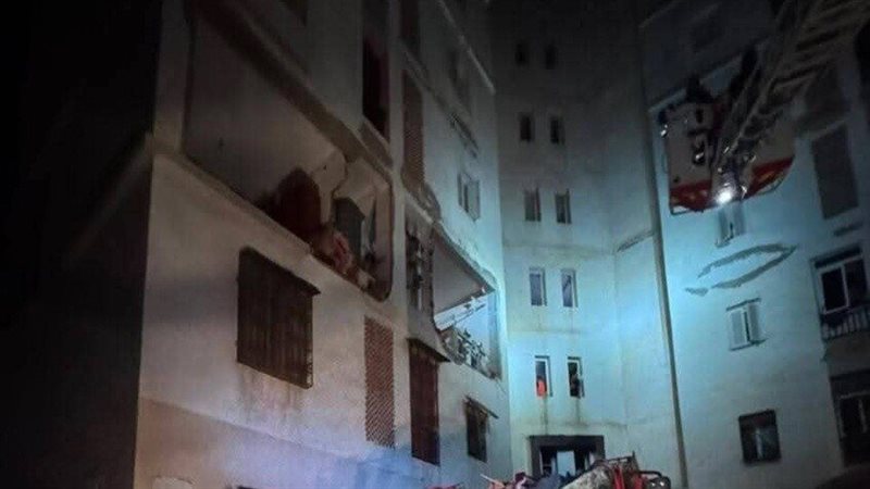 إصابة 23 شخصا في حريق وانفجار داخل عمارة سكنية بولاية وهران الجزائرية (فيديو)