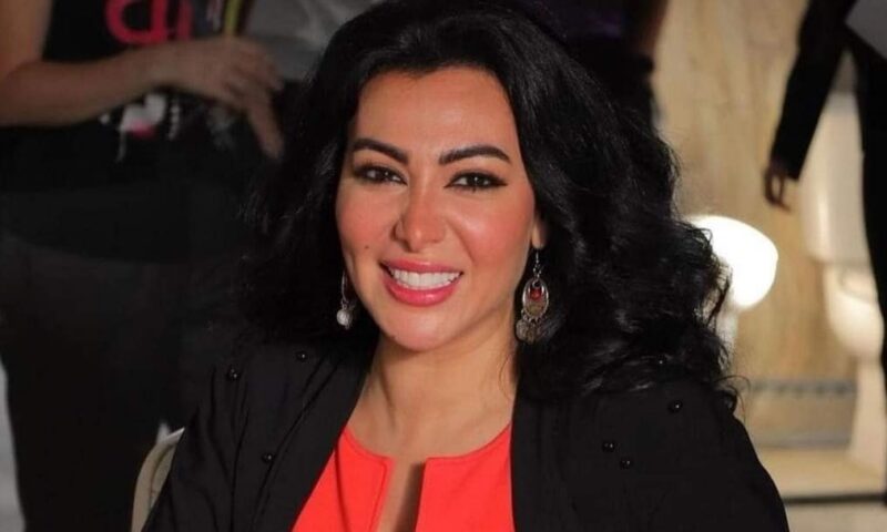 فستان لافت.. ميرهان حسين تستعرض جمالها على البحر