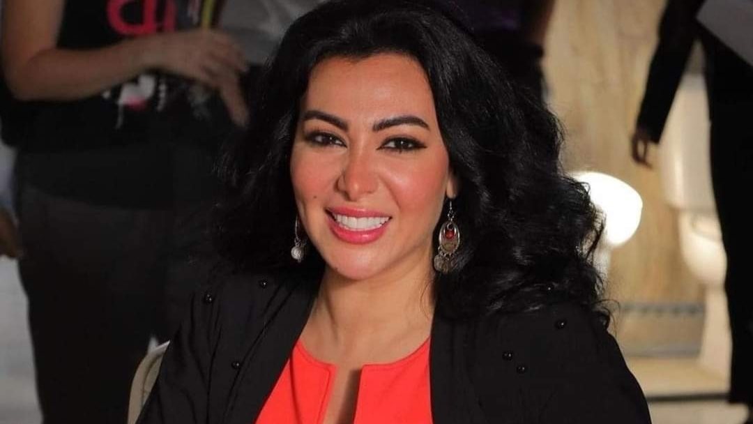 فستان لافت.. ميرهان حسين تستعرض جمالها على البحر