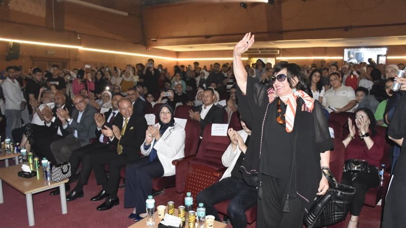 رئيس جامعة المنصورة يشهد عرضا مسرحيا ويكرم فريق العمل بالمهرجان القومي
