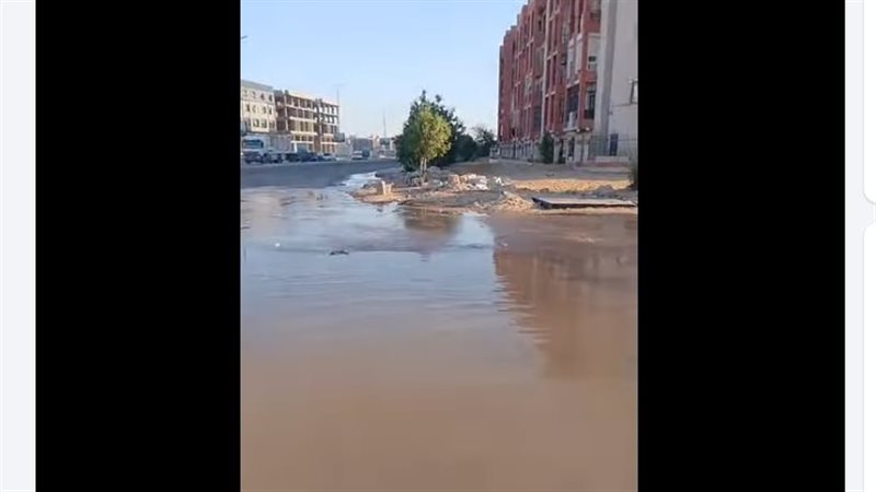 الشارع تحول إلى ترعة، كسر مفاجئ في ماسورة مياه أمام نادي الصفوة بالحي الأول بالعاشر (فيديو)