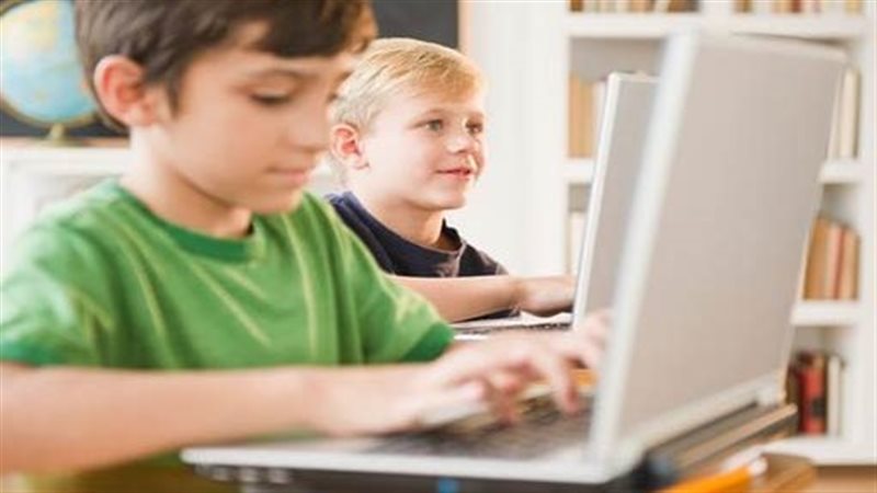 كيف تحمي خدمتي “اطمن” و”اطمن على الآخر” الأطفال من المخاطر الإلكترونية؟