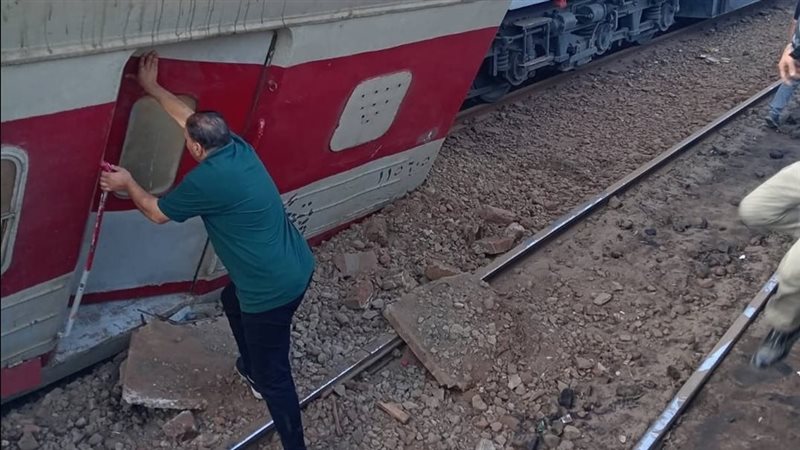 خروج عربة قطار “كفر الشيخ – طنطا” عن القضبان.. ومحافظ الغربية يتفقد موقع الحادث (فيديو)