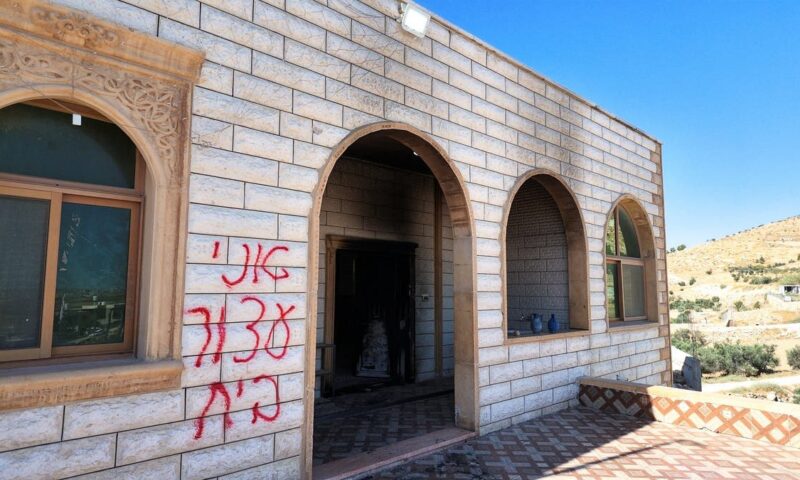 بالصور: مستوطنون إسرائيليون يضرمون النار في مسجد ومنزلين بالضفة الغربية