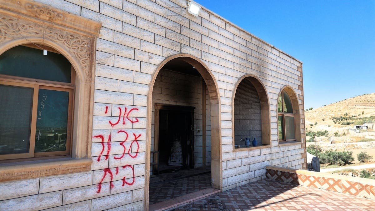 بالصور: مستوطنون إسرائيليون يضرمون النار في مسجد ومنزلين بالضفة الغربية
