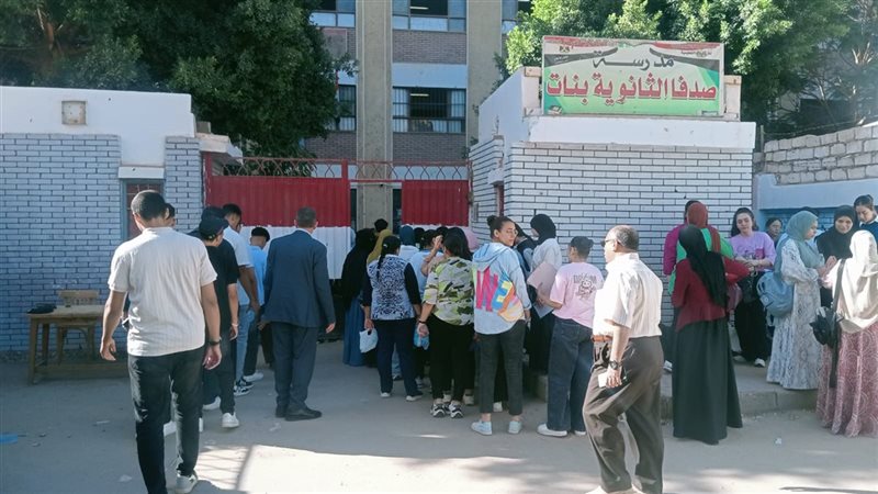 السجادة الحمراء تثير الجدل.. لغز صور امتحان الكيمياء للثانوية العامة المتداولة على جروبات الغش (إنفوجراف)