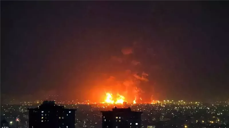 إعلام إيراني: تفعيل الدفاعات الجوية في طهران وماهشهر مع استمرار الهجمات الأمريكية