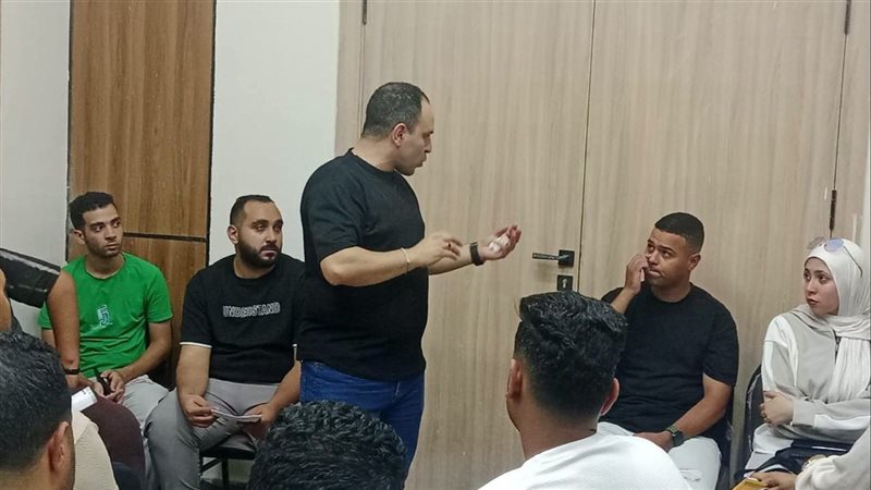 محافظ الإسماعيلية يتابع إجراء المقابلات الشخصية لـ128 شابا وفتاة للعمل بشركة خدمات بترولية