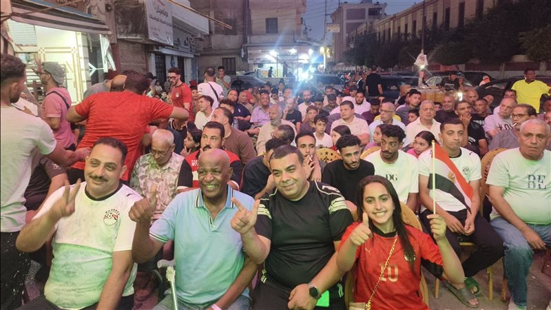 شاهد، توافد الجماهير علي المقاهي في الدقهلية لمشاهدة مباراة مصر وأستراليا بالمونديال