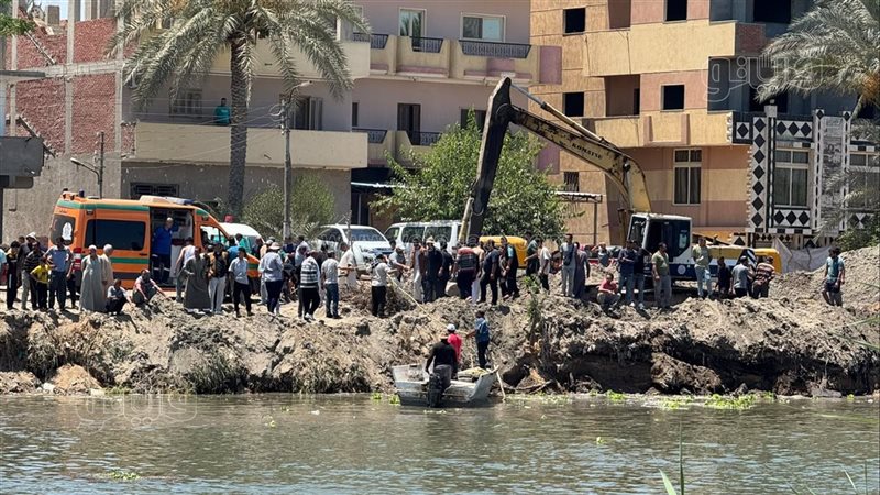 غرق كراكة بترعة الإسماعيلية وانتشال جثمان سائقها (صور)