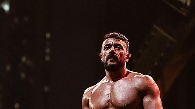 العوضي يلبي طلب سيدة مسنة في العرض الخاص لفيلم شمشون ودليلة (فيديو)