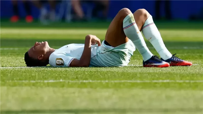 ديشامب يكشف تفاصيل إصابة مبابي بعد استبداله أمام المغرب