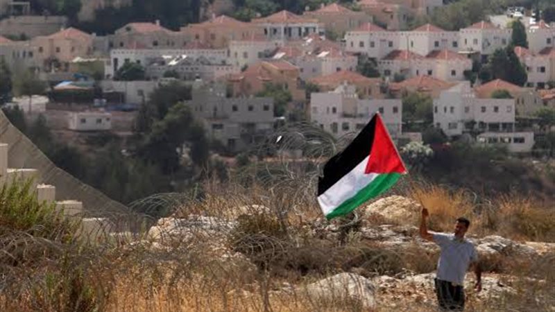 نتنياهو وسموتريتش يطلقان الرصاصة الأخيرة على حل الدولتين.. مئات المستوطنات تبتلع الضفة الغربية المحتلة وتكرس الفصل العنصري.. و”هآرتس”: سياسات ثابتة حتى لو تغيرت الوجوه