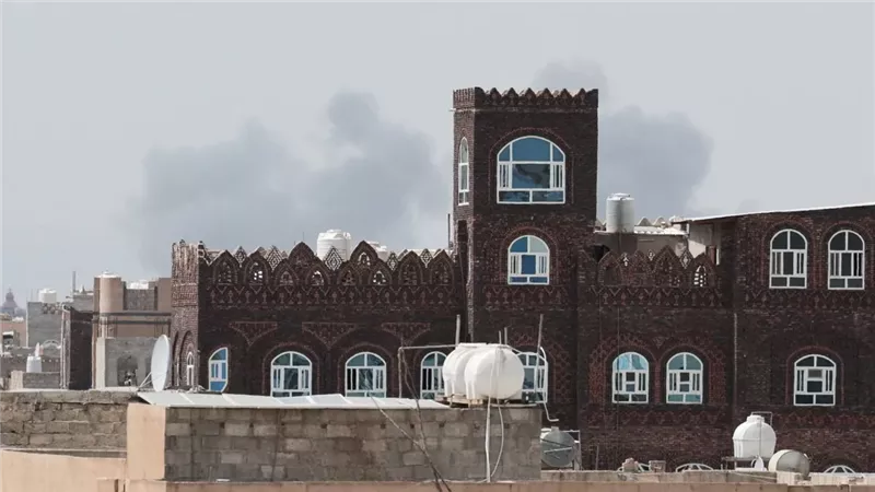 اليمن على طريق أزمة جديدة، قصف مطار صنعاء والحكومة تتوعد الحوثيين وتتهم طهران بالتصعيد