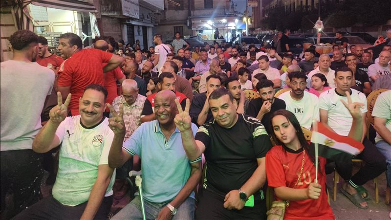 يشاهد مباراة المنتخب.. ثروت فرج يتابع مواجهة مصر وأستراليا من أحد مقاهي المنصورة