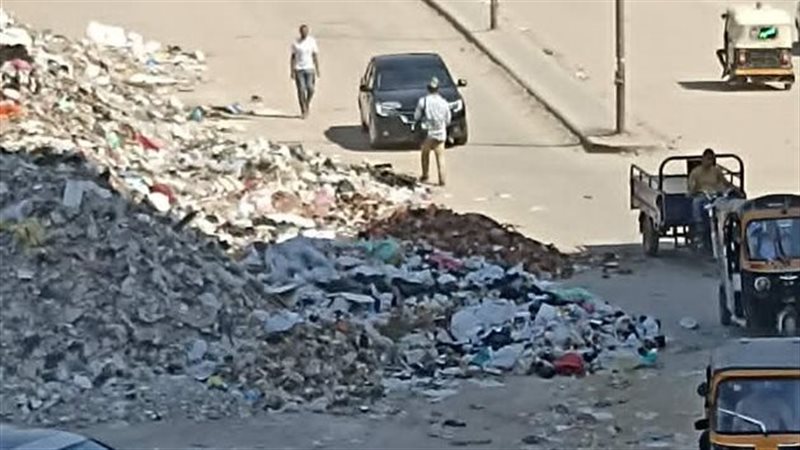 القمامة ومخلفات البناء تغلق طريق كعبيش بجوار الدائري بحي الهرم (صور)