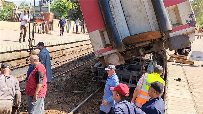 محافظ الغربية يتفقد أعمال رفع عربة قطار طنطا الخارجة عن القضبان (فيديو)