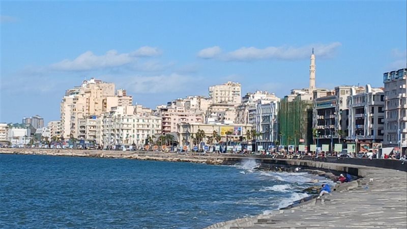 شبورة وأمواج مرتفعة ورياح لطيفة، تفاصيل حالة الطقس غدا