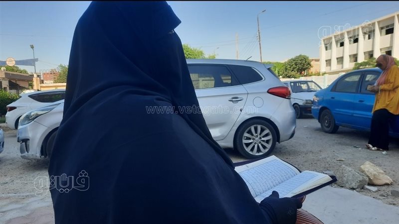 أولياء الأمور بالإسماعيلية يحاولون السيطرة على قلقهم بتلاوة القرآن (صور)