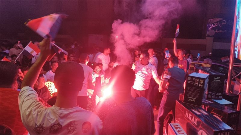 ألعاب نارية وأعلام، مقاهي المنصورة تؤازر منتخب مصر أمام أستراليا بكأس العالم (صور)