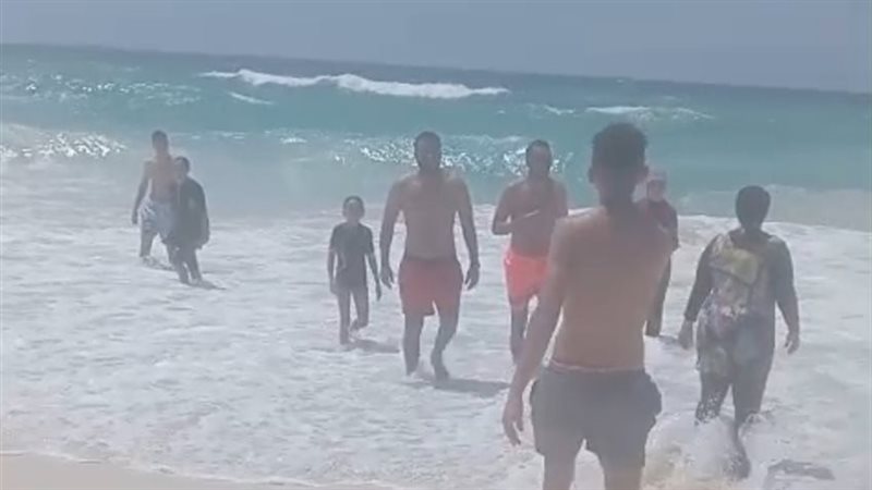 رغم الرايات الحمراء، إخراج مواطنين خالفوا قرار منع نزول البحر بشواطئ العجمي