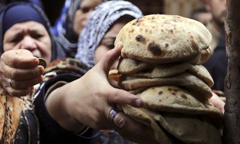 قرار حاسم ينفذ غداً.. التموين تفجر مفاجأة بشأن منظومة الخبز الجديدة ونظام الخصم المباشر