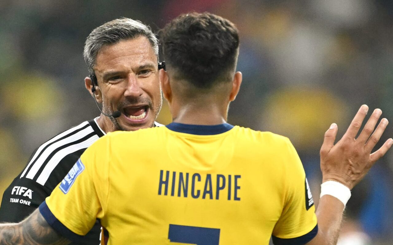 بعد ألميرون.. ثاني لاعب يُطرد في كأس العالم بسبب تغطية فمه