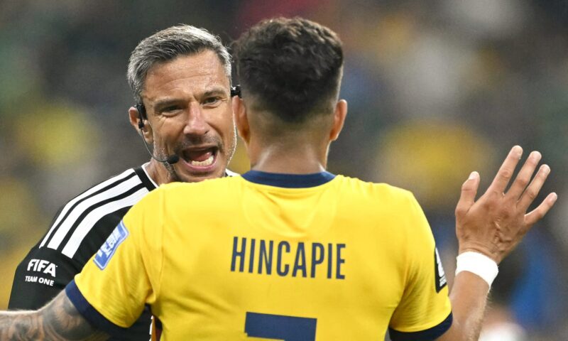 بعد ألميرون.. ثاني لاعب يُطرد في كأس العالم بسبب تغطية فمه