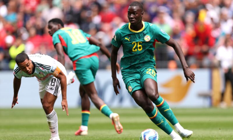 بعد الخروج القاسي من المونديال.. لاعب السنغال يفتح النار على الجهاز الفني ويقاطع منتخبه