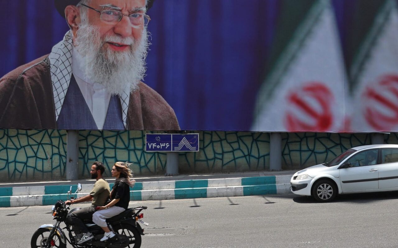 إيران تعلّق المفاوضات مع أمريكا.. وتستعد لتشييع مرشدها السابق علي خامنئي