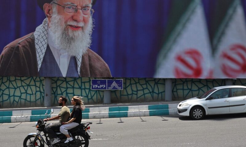 إيران تعلّق المفاوضات مع أمريكا.. وتستعد لتشييع مرشدها السابق علي خامنئي
