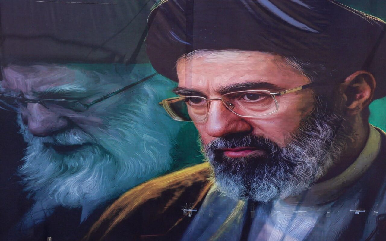 إيران.. هل يحضر مجتبى خامنئي جنازة والده “التاريخية”؟