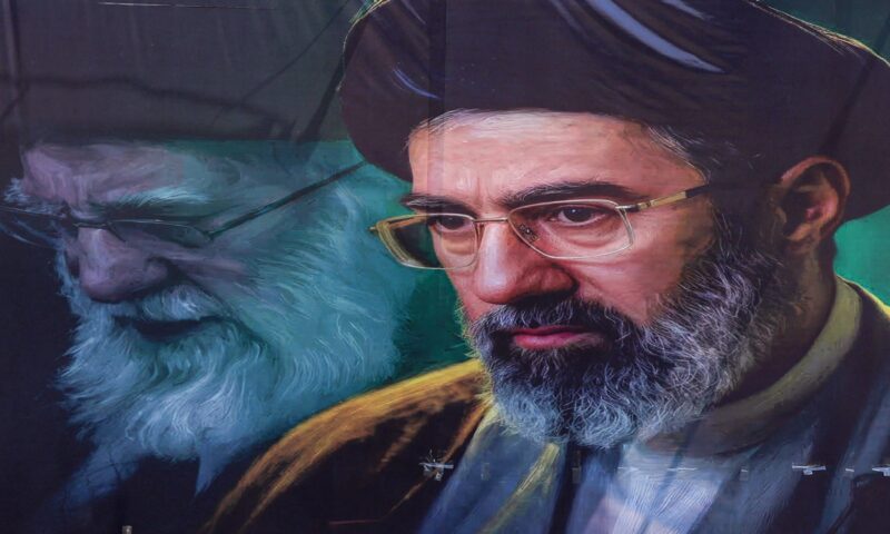 إيران.. هل يحضر مجتبى خامنئي جنازة والده “التاريخية”؟