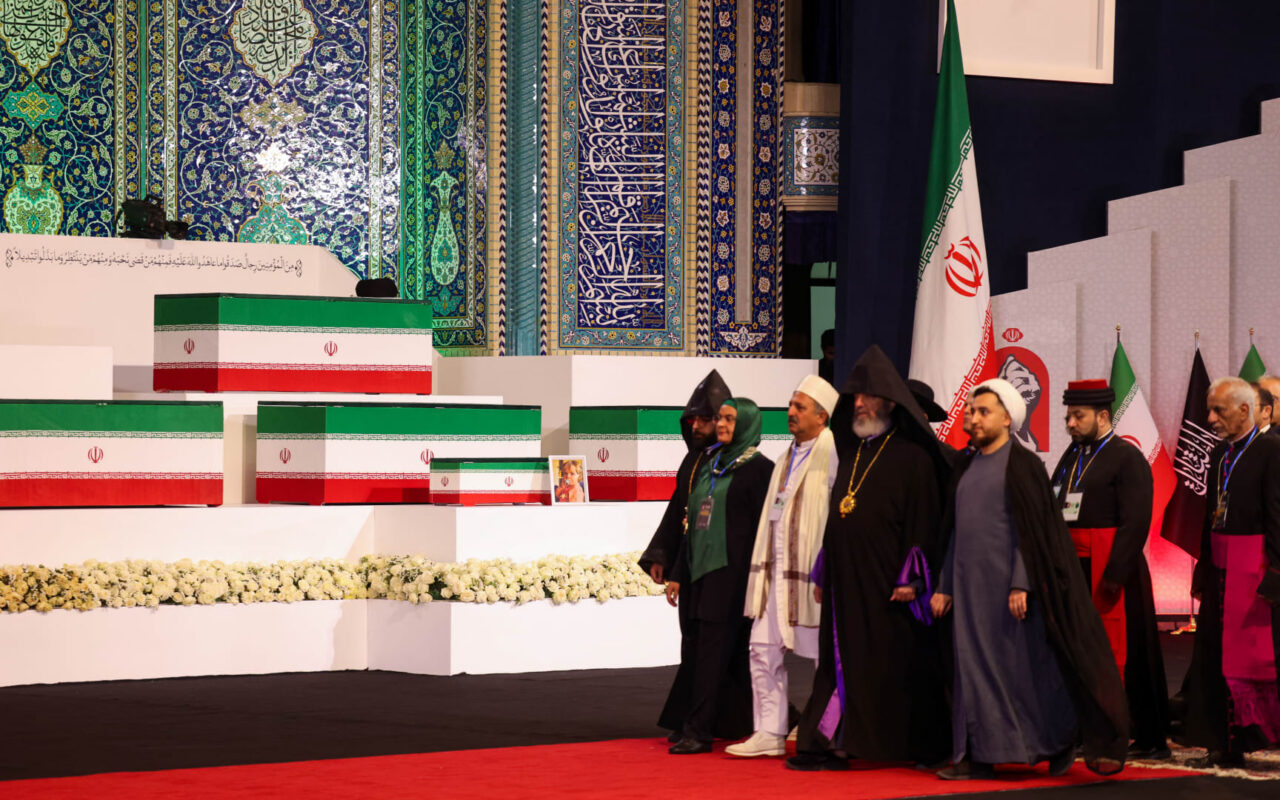 نقل نعش خامنئي إلى مصلى طهران الكبير في بداية مراسم الجنازة
