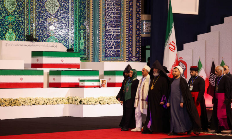 نقل نعش خامنئي إلى مصلى طهران الكبير في بداية مراسم الجنازة