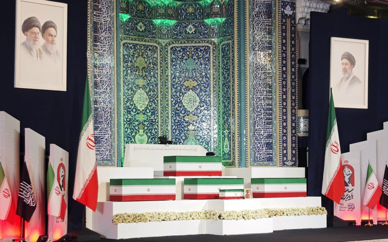 “الأكبر في تاريخها”.. إيران تبعث رسالة تحدٍ إلى ترامب عبر جنازة مهيبة لعلي خامنئي