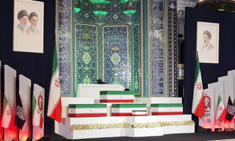 “الأكبر في تاريخها”.. إيران تبعث رسالة تحدٍ إلى ترامب عبر جنازة مهيبة لعلي خامنئي