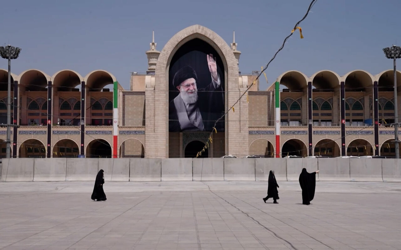 المراسم وتفاصيل الدفن.. مراسل CNN يشرح استعدادات إيران الضخمة لجنازة خامنئي