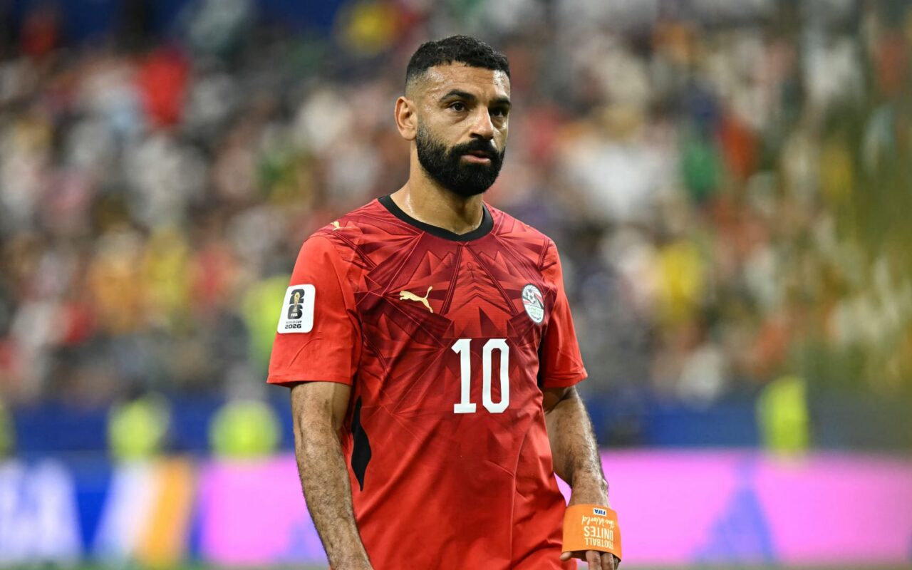 تصرف “لافت” من فنان أمريكي تجاه محمد صلاح خلال مباراة مصر وأستراليا