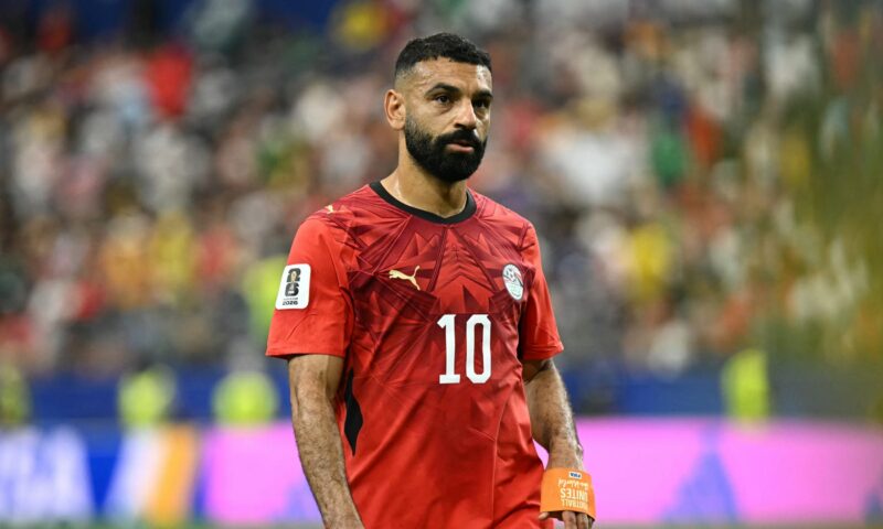 تصرف “لافت” من فنان أمريكي تجاه محمد صلاح خلال مباراة مصر وأستراليا