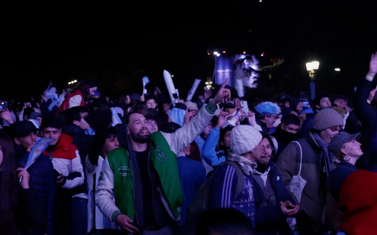 بوينس آيرس تشتعل فرحاً.. هكذا احتفل الأرجنتينيون بالفوز على الرأس الأخضر