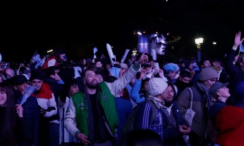 بوينس آيرس تشتعل فرحاً.. هكذا احتفل الأرجنتينيون بالفوز على الرأس الأخضر