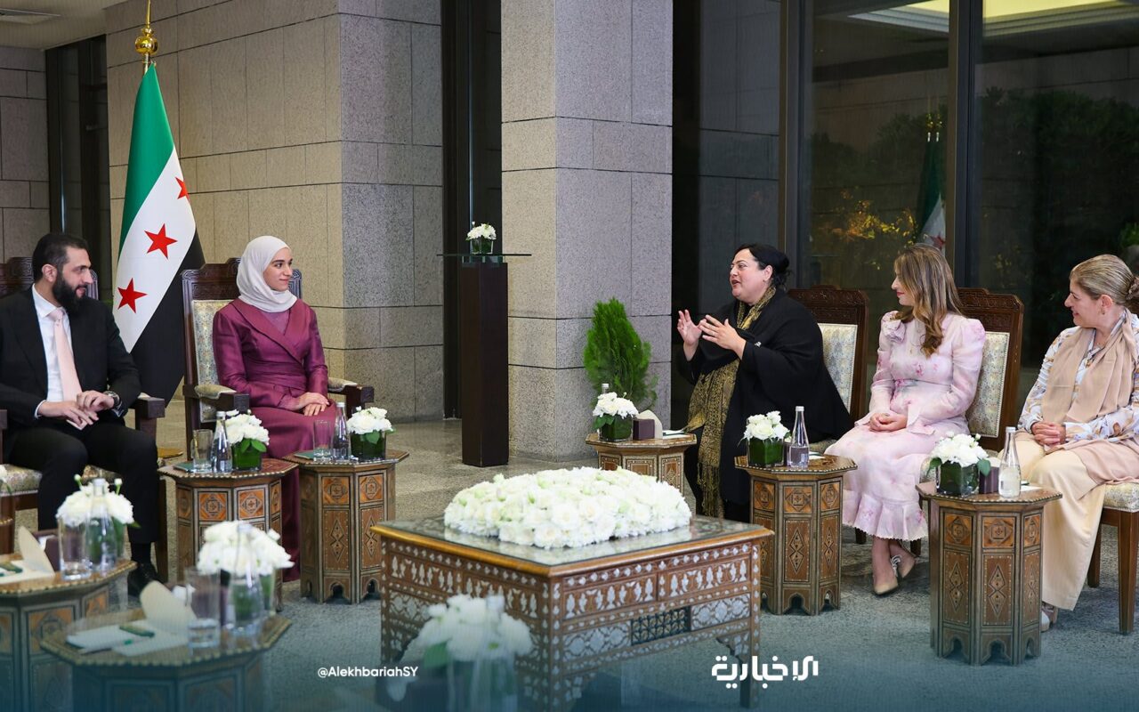 صور جديدة من إطلالة لطيفة الدروبي مع أحمد الشرع خلال مناسبة رسمية بدمشق