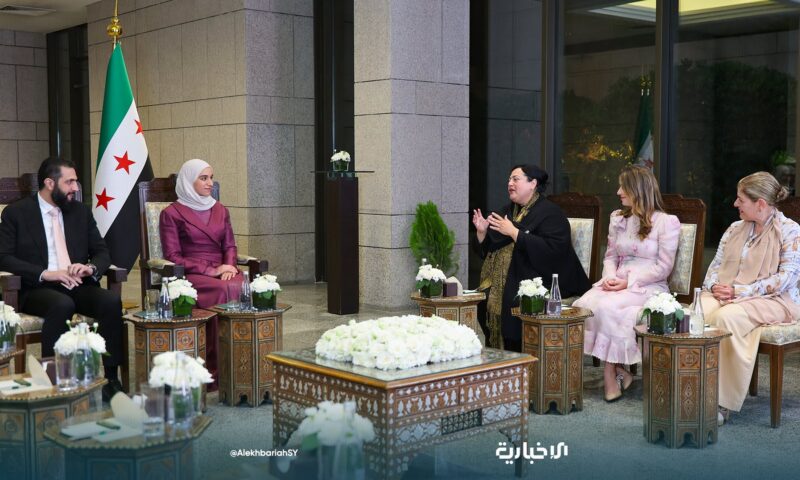 صور جديدة من إطلالة لطيفة الدروبي مع أحمد الشرع خلال مناسبة رسمية بدمشق