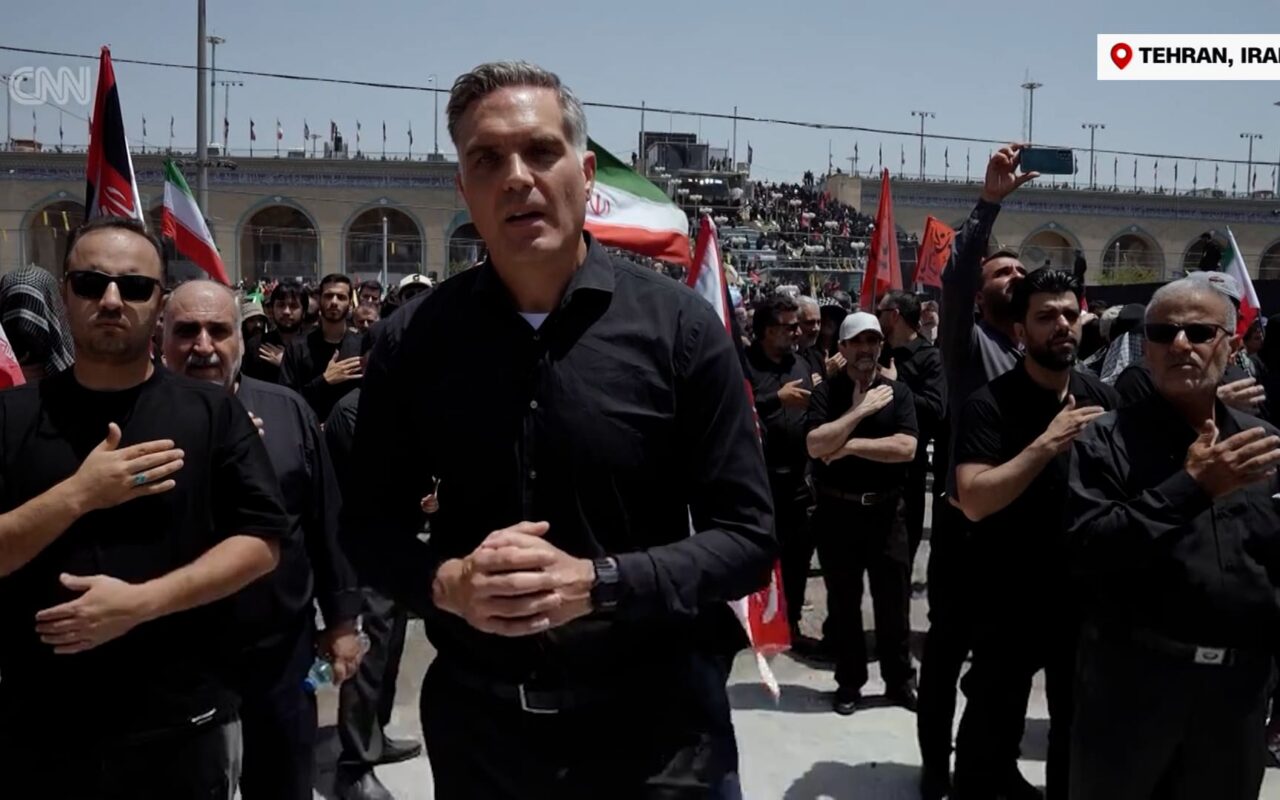 دموع وهتافات في وداع خامنئي.. شاهد ما وثقته CNN من قلب طهران