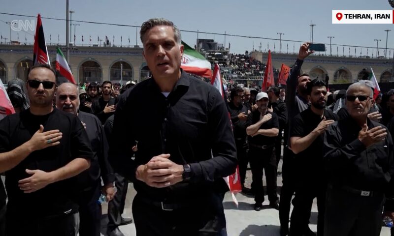 دموع وهتافات في وداع خامنئي.. شاهد ما وثقته CNN من قلب طهران
