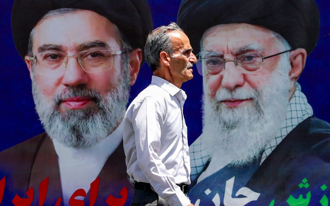 غموض بشأن مكان مرشد إيران الجديد وسط تشييع جثمان والده علي خامنئي