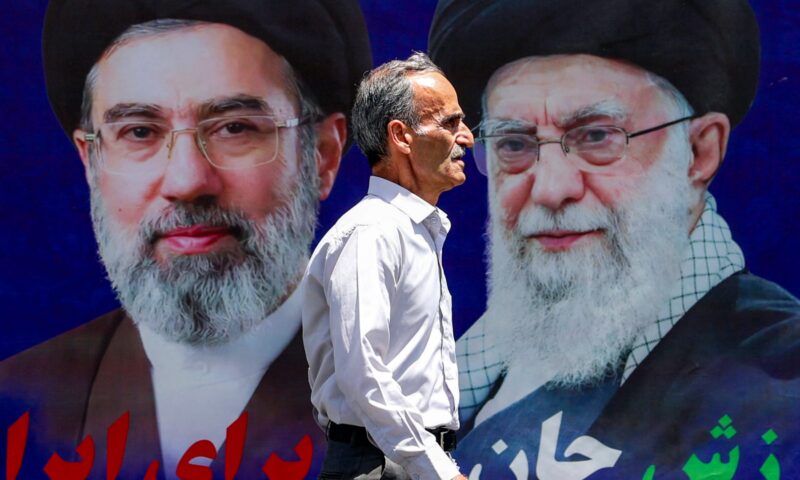 غموض بشأن مكان مرشد إيران الجديد وسط تشييع جثمان والده علي خامنئي