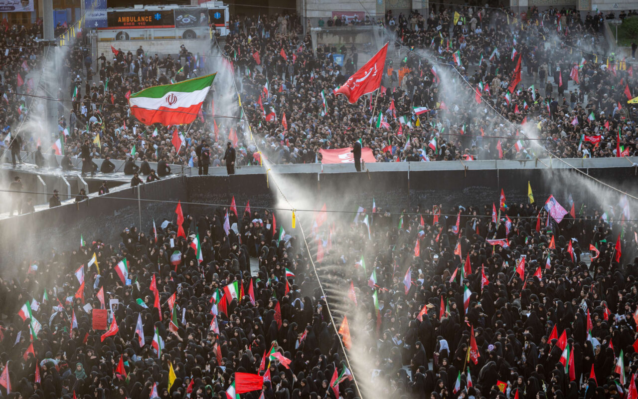 الآلاف يحتشدون في طهران خلال ثاني أيام مراسم تشييع خامنئي