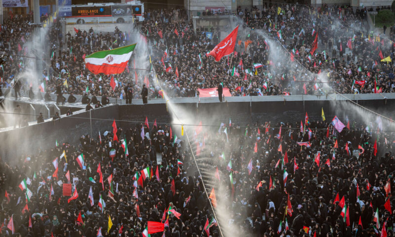 الآلاف يحتشدون في طهران خلال ثاني أيام مراسم تشييع خامنئي